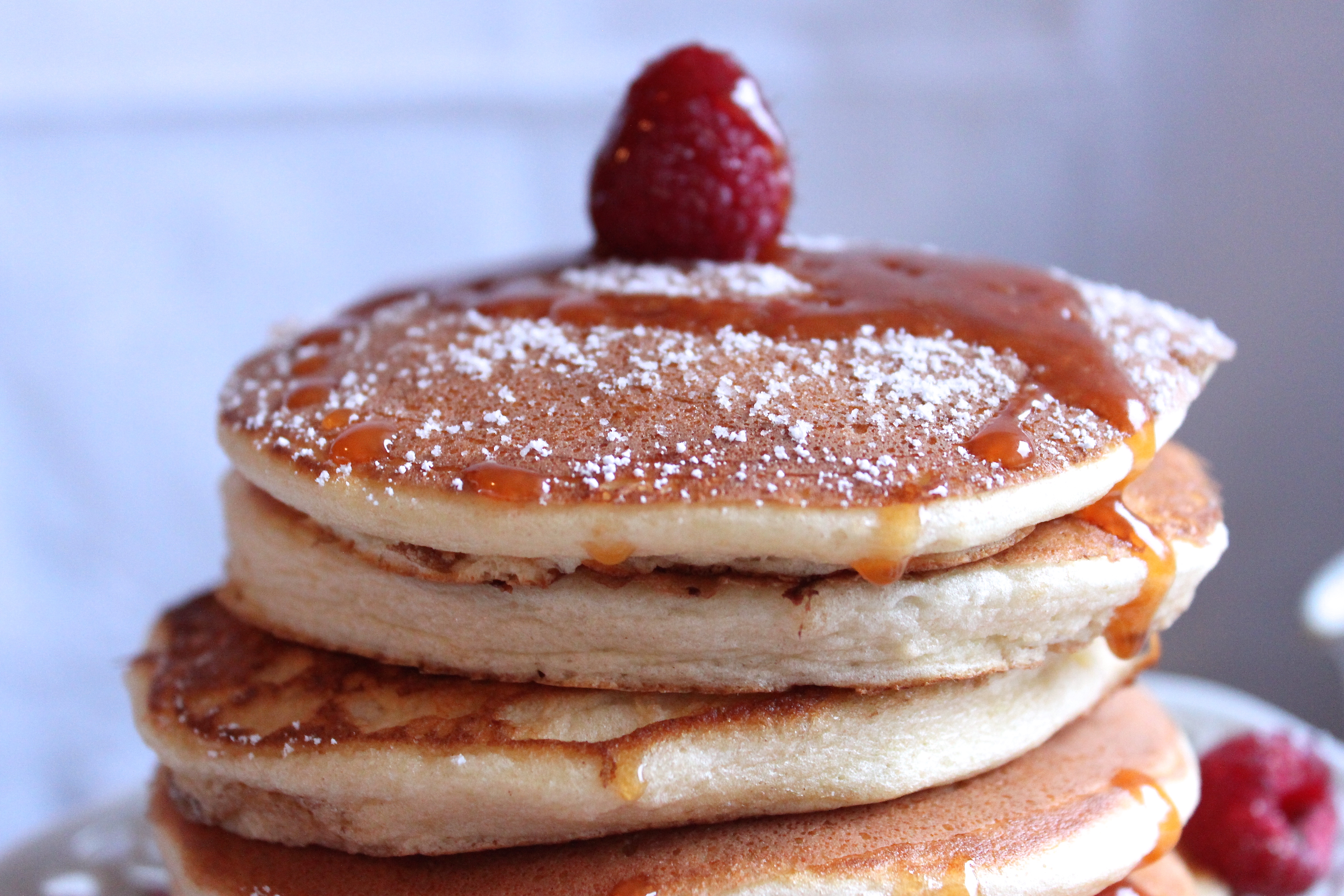 Frühstück: Amerikanische Pancakes mit frischer Karamellsauce